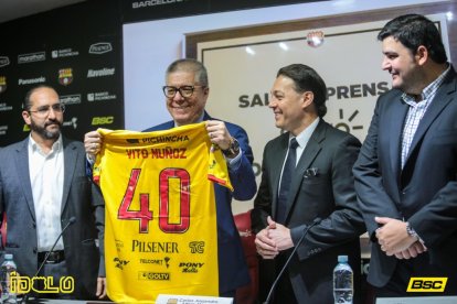  La sala de prensa del Estadio Monumental lleva de nombre Vito Muñoz Ugarte, en homenaje al periodista que cumple cuarenta años de vida profesional.  
