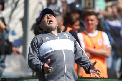  Gimnasia y Esgrima La Plata perdió en casa 1-2 ante Racing, en el inicio de Diego Maradona como técnico de el ‘Lobo’. 