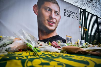  Homenajes al argentino Emiliano Sala, desaparecido desde el pasado 21 de enero. 