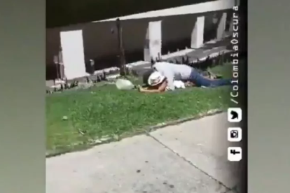 Los jóvenes enamorados fueron grabados y la escena se viralizó en redes.