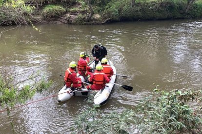 Con un bote y la ayuda de un buzo, los socorristas se afanan, desde el sábado, en hallar el cuerpo de Raúl.
