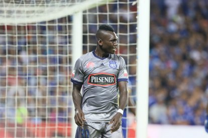 El volante ecuatoriano Osbaldo Lastra se consagró como tricampeón con Emelec.