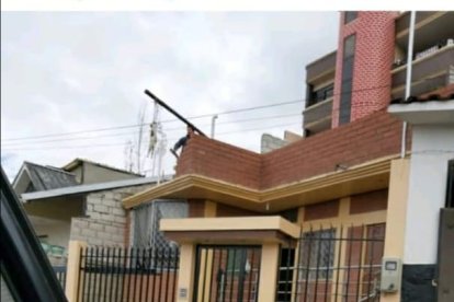 El animalito estaba colgado de esta viga, en la terraza de una casa.