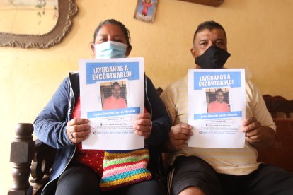 Los padres de Carlos, en su deseo por encontrarlo, imprimieron hojas con la identidad del joven.