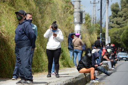 En Quitumbe, la afluencia es masiva. Ayer, al menos 200 personas esperaban para ser atendidas.