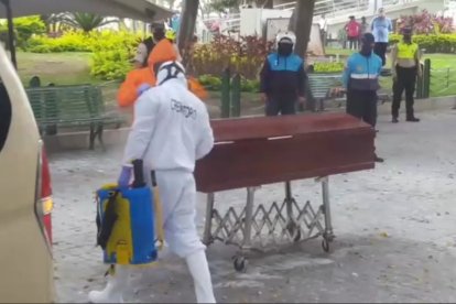 Después de unas dos horas se hizo el procedimiento para retirar el cuerpo de Kléber  Párraga