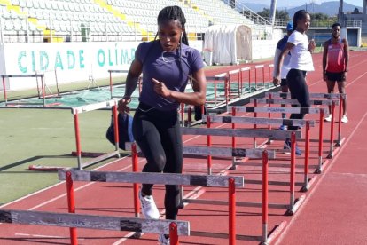 Ángela Tenorio durante uno de los entrenamientos en el centro de alto rendimiento de Jamor, en Portugal.
