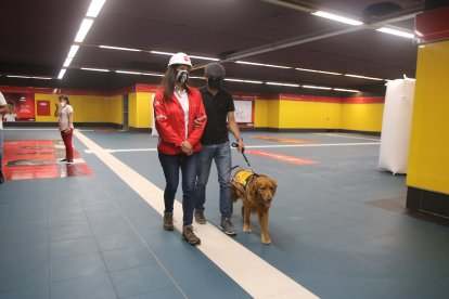 Todas las zonas en el interior del Metro tienen señalética para las personas no videntes.