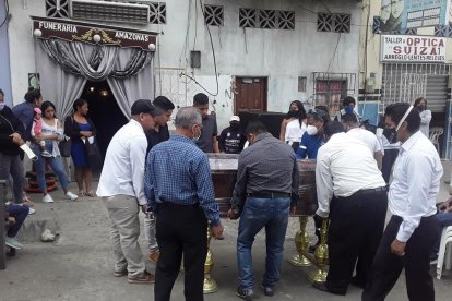 Decenas e ciudadanos acudieron a despedirse del relojero en el cantón La Libertad.