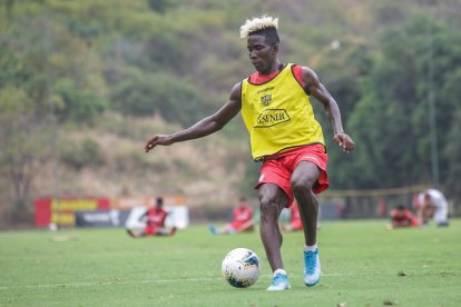 El delantero Adonis Preciado en el entrenamiento del ídolo del astillero.