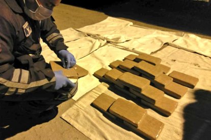 Además de la droga que se incautó también se detuvo a cuatro sospechosos.