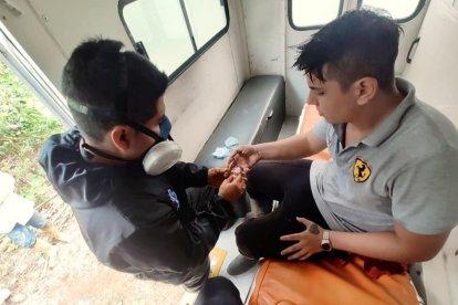 Joven sufrió un corte en la mano mientras trabajaba.