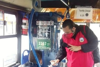 Édwin Gavilanes se sube a los autobuses para repartir mascarillas y gel antibacterial.