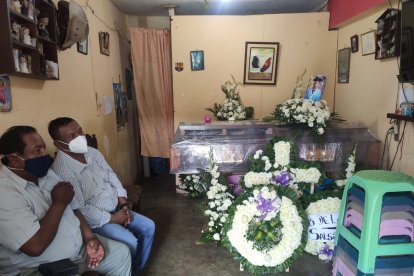 Carlos fue velado en la casa de sus padres, en la 14 y Oriente, en el suburbio de Guayaquil.
