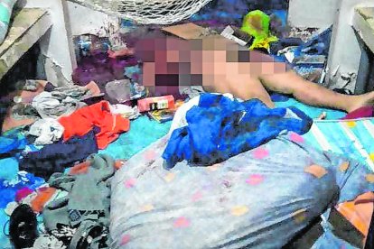 Por la riña ocurrida dentro del calabozo las cosas se encontraban revueltas. Una de las víctimas estaba desnuda