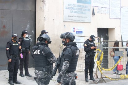La mañana de ayer hubo más de una docena de policías de distintas unidades resguardando el CDP.