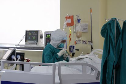 Un hombre fue en estado crítico a un centro de salud, pero lo derivaron a un hospital.