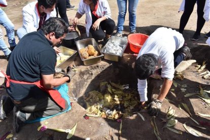 La cocción en la tierra dura alrededor de tres horas.