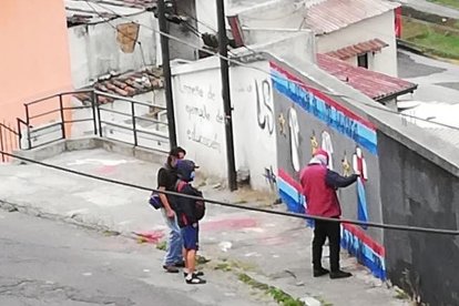 Los sujetos portaban un bate y un machete.