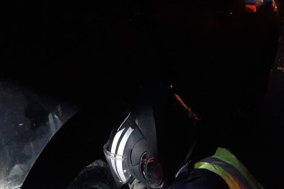 Uniformados cambiaron la llanta del vehículo