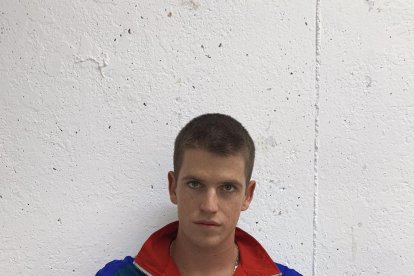 El artista tiene 23 años de edad y ha participado en diferentes series en España.