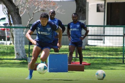 Los albos entrenan a la espera de la autorización para jugar tres partidos amistosos.