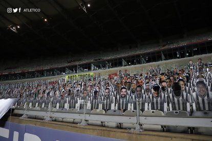 Las gradas del estadio del Atlético Mineiro en Belo Horizonte se llena de muñecos en cada partido.