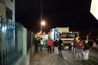 El cuerpo de Daniel Moreno quedó atrapado por el vehículo recolector de basura.