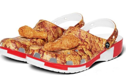 Zapatillas con diseño y olor a pollo de KFC, la novedad de Crocs.