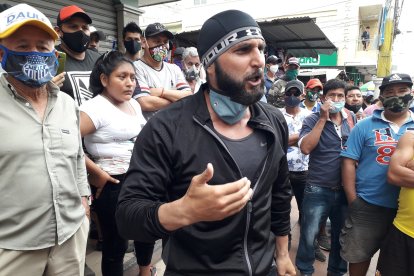 Edder Calderón asgeura que lo único que quiere es vender sus mascarillas para llevar el sustento a su hogar.