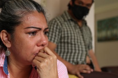 Juana Ochoa Sanipatín no puede contener las lágrimas cuando se refiere a  la detención de su progenitora.