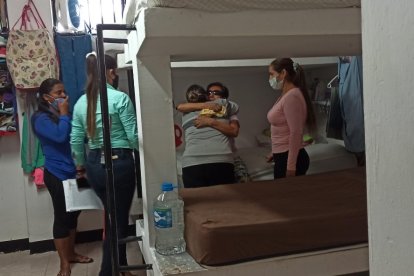 Por el encierro María Eulalia se desploma, pero recibe el respaldo de sus compañeras de celda y personas del Centro Penitenciario.