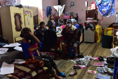 En una habitación de seis metros cuadrados viven adultos y niños. Su situación en este momento es complicada.