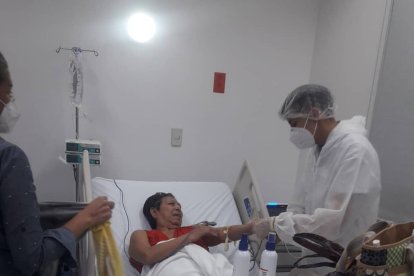 La señora se encuentra en un hospital. Tenía presión elevada y no dejaba de llorar.