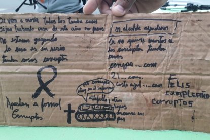 Uno de los escritos con las advertencias dejadas junto al carro del comisario municipal.