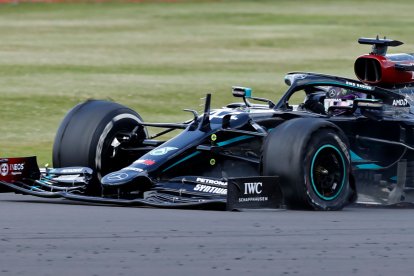 Lewis Hamilton completó con un pinchazo en la llanta delantera la última vuelta del Gran Premio de Gran Bretaña.