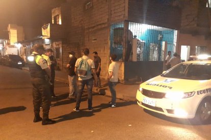 En esta esquina del suburbio de Guayaquil  fue rematado a tiros Jean Carlos Plúas Rendón, de 26 años.