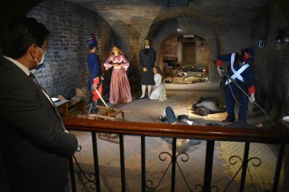 El alcalde de Quito, Jorge Yunda, recorrió el museo Alberto Mena Caamaño donde hay escenarios que representan el acontecimiento histórico.