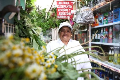 Una de las hierberas del mercado San Francisco. Ellas tendrán que modificar parte de su forma de trabajo