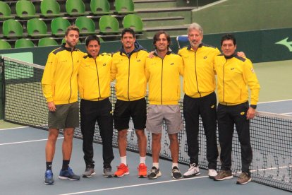 El equipo Copa Davis que ganó a Japón. Roberto Quiroz (i), Gonzalo Escobar, Emilio Gómez, Diego Hidalgo, Raúl Viver (capitán) y Helí Paredes (preparador físico).