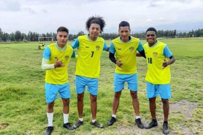 Ángel Cheme, segundo a la derecha, es la experiencia en Latacunga City.