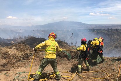 El incendio se desarrolla en quebradas donde el acceso es limitado