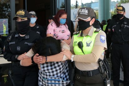 Las detenidas al parecer habrían estado bebiendo licor antes de la riña callejera.