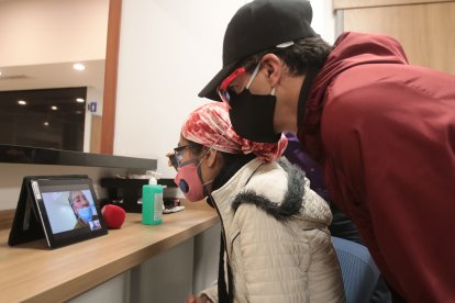 Kathy Terán y su padre visitaron “digitalmente” a su pariente que está contagiado.