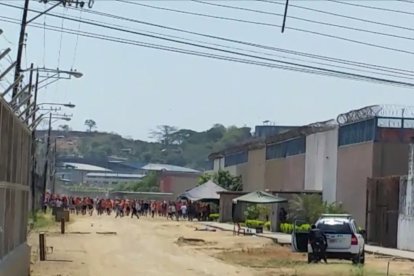 Enfrentamientos entre privados de libertad y policías deja 10 muertos y 16 heridos en la Peni