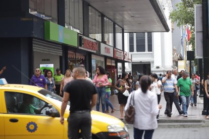  En el centro de Guayaquil, donde ayer se realizaron varias protestas y una marcha ciudadana en contra de la violencia, la misma afluencia de personas que como en un día normal. 
