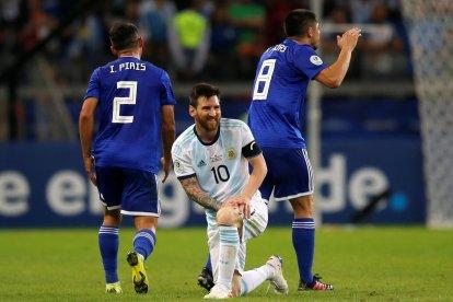  La igualada de Argentina llegó por un penalti por mano del paraguayo Iván Piris detectado por el videoarbitraje, anotado por Messi en el 57. 
