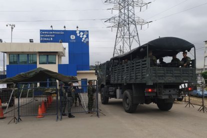  Personal militar se mantiene en custodia en la cárcel regional de Guayaquil. La situación es tensa en el lugar. 