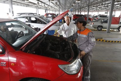  El denominado ‘Impuesto verde’, en vigencia desde el 2012 con la Ley de Fomento Ambiental, debe ser pagado por todos los propietarios de vehículos motorizado de transporte terrestre cuyo cilindraje sea mayor a 1500cc.  