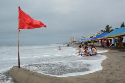  Balnearios como Súa y Same, en la provincia de Esmeraldas, fueron afectados por el oleaje en diciembre de 2018. 